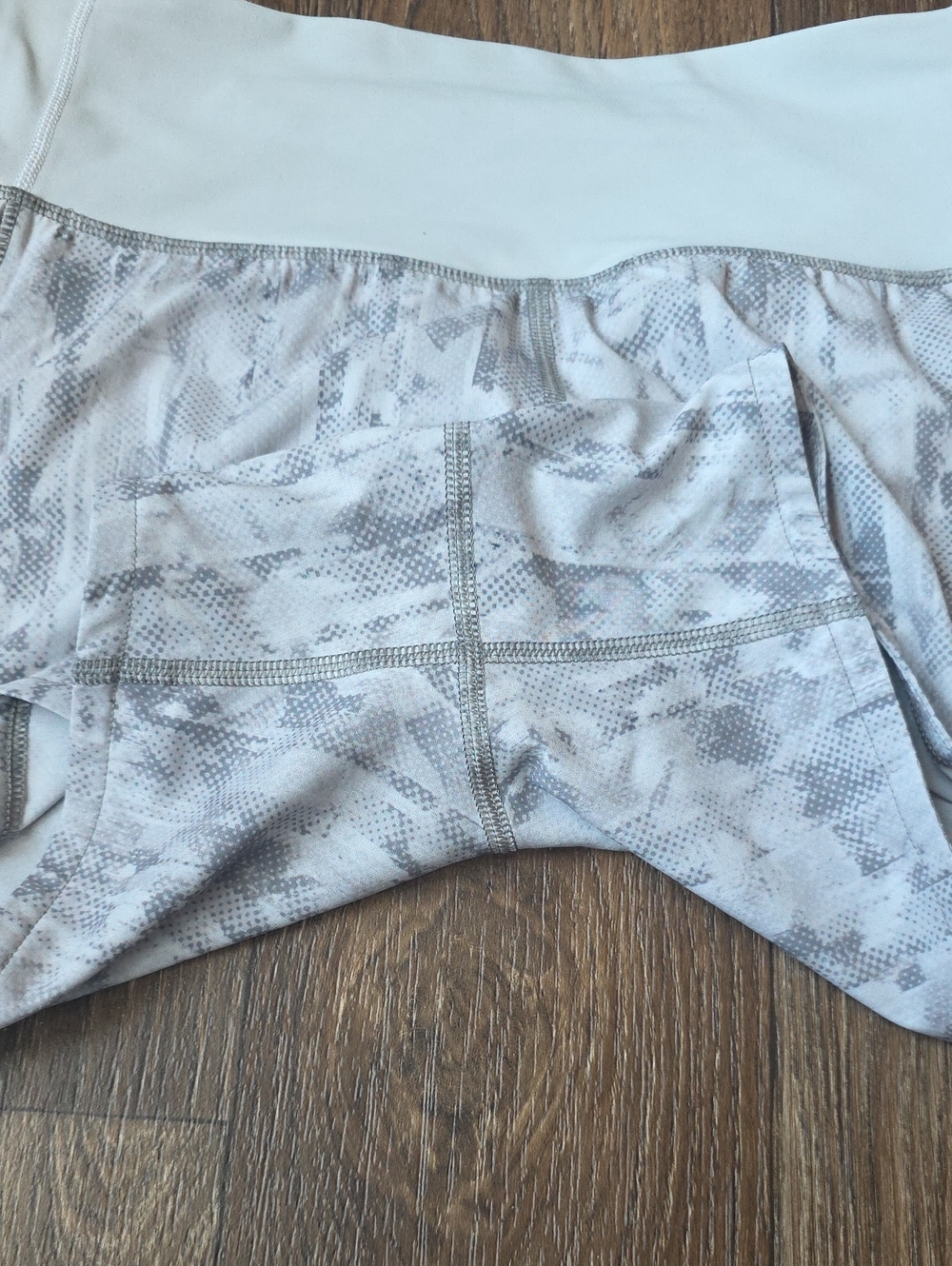 Lululemon Speed Up Shorts in a City Breeze Alpine White Size 2 TALL - Picture 4 of 7